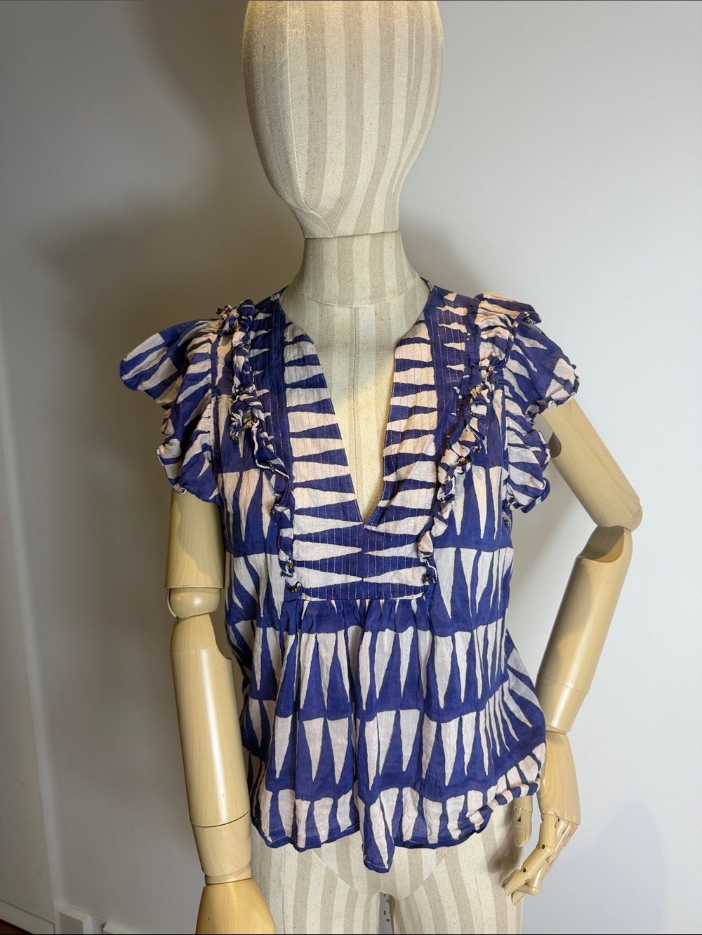 BELL by Alicia Bell Women’s Blue and White Ruffled V-Neck Top M